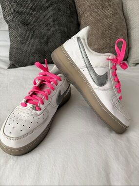Nike Mens Air Force 1 '07 White/ Metallic/ Silver/ coconut with hot pink laces